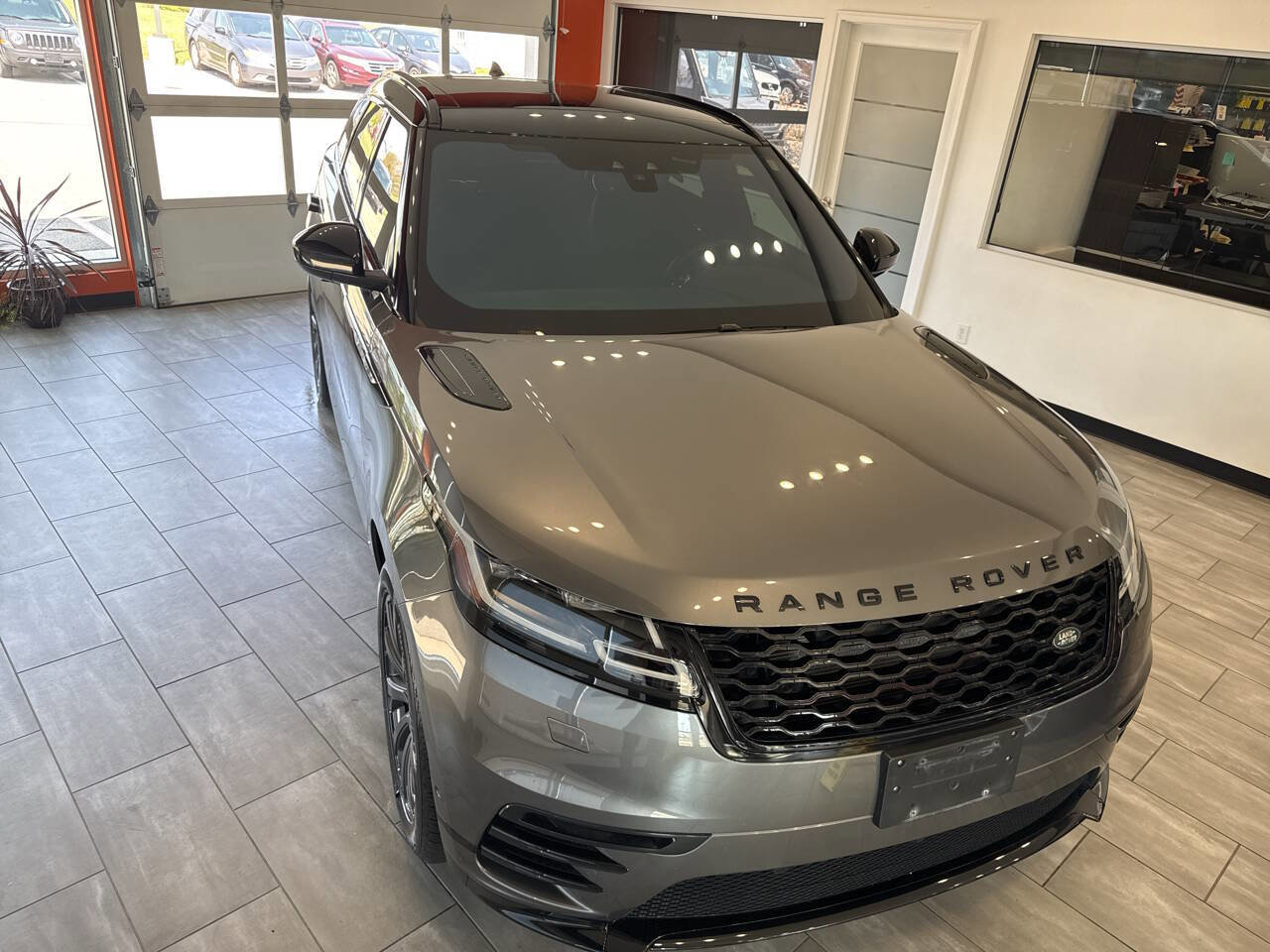 Used 2019 Land Rover Range Rover Velar R-Dynamic SE image 3