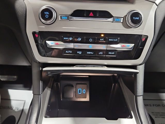 Used 2024 Ford Explorer XLT image 3