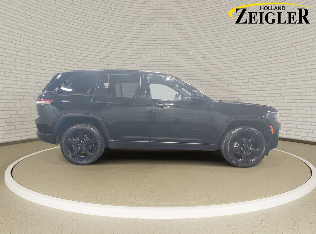 Used 2023 Jeep Grand Cherokee Altitude AWD/4WD image 4