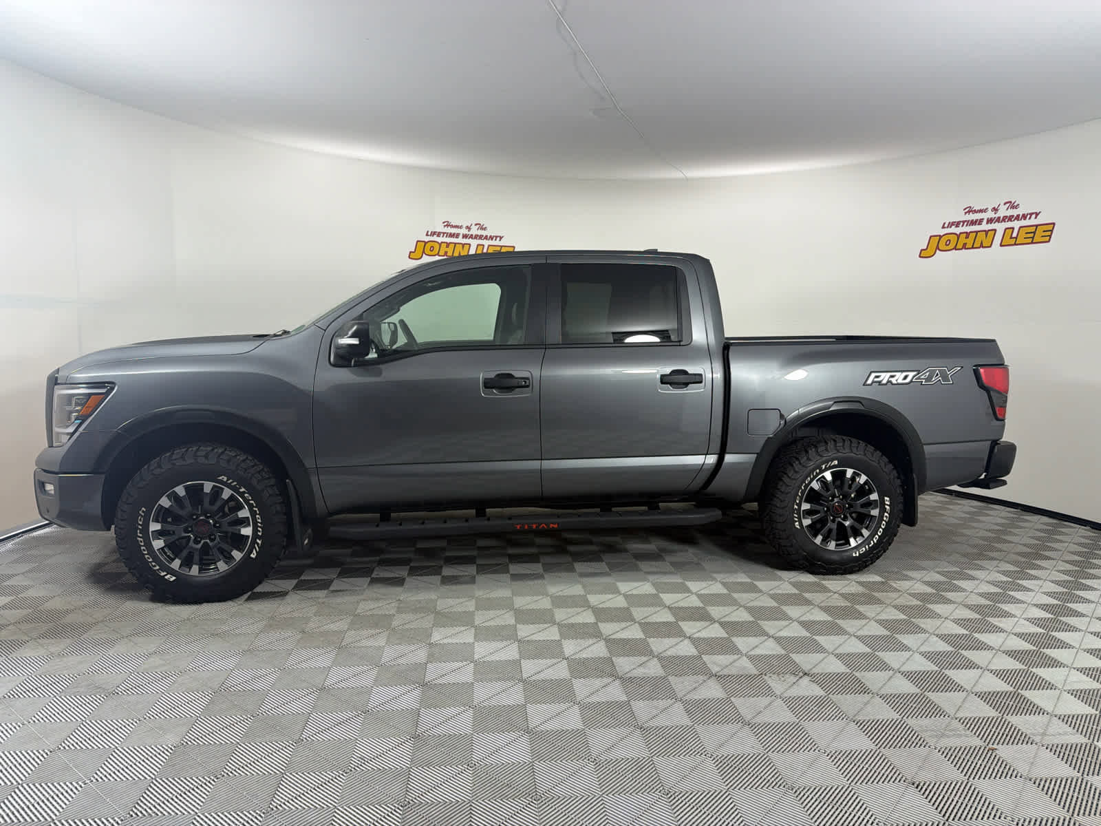 Used 2024 Nissan Titan PRO-4X w/ Pro-4x Convenience Package image 2