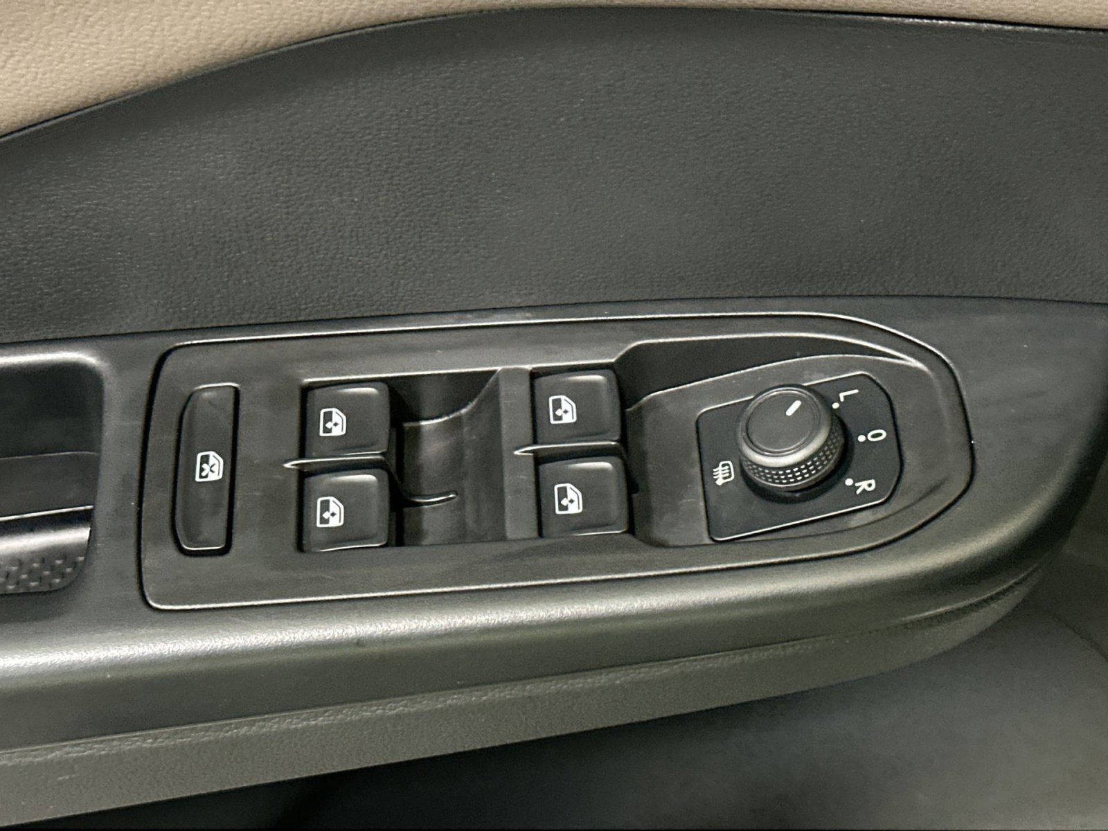 Used 2022 Volkswagen Taos SEL image 16