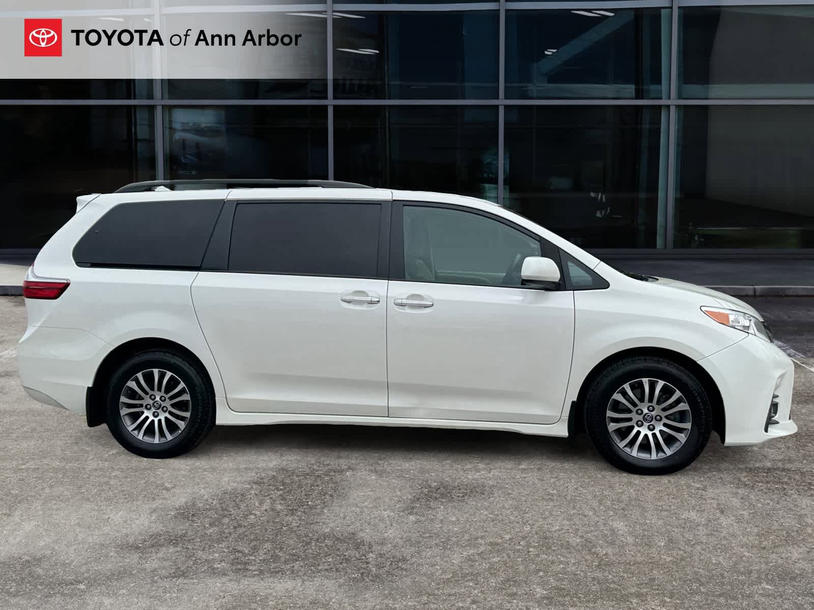 Used 2019 Toyota Sienna XLE w/ XLE Navigation Package FWD image 13