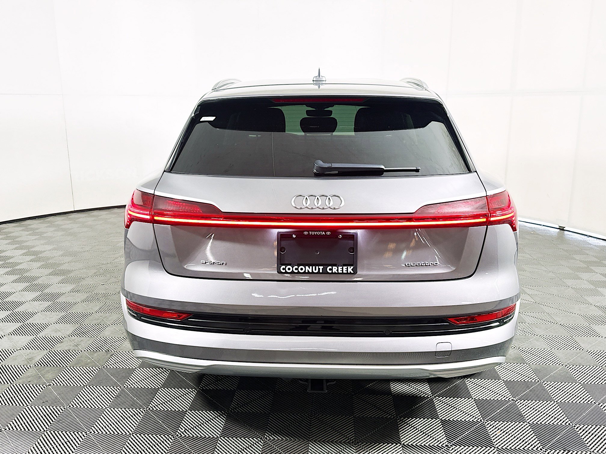 Used 2021 Audi e-tron Premium Plus w/ Premium Plus Package image 4