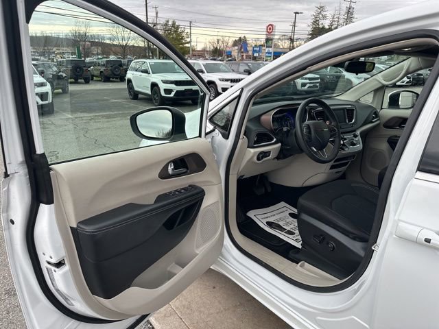 Certified 2023 Chrysler Voyager LX image 24