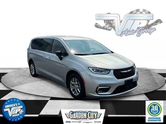 Used 2026 Chrysler Pacifica Select