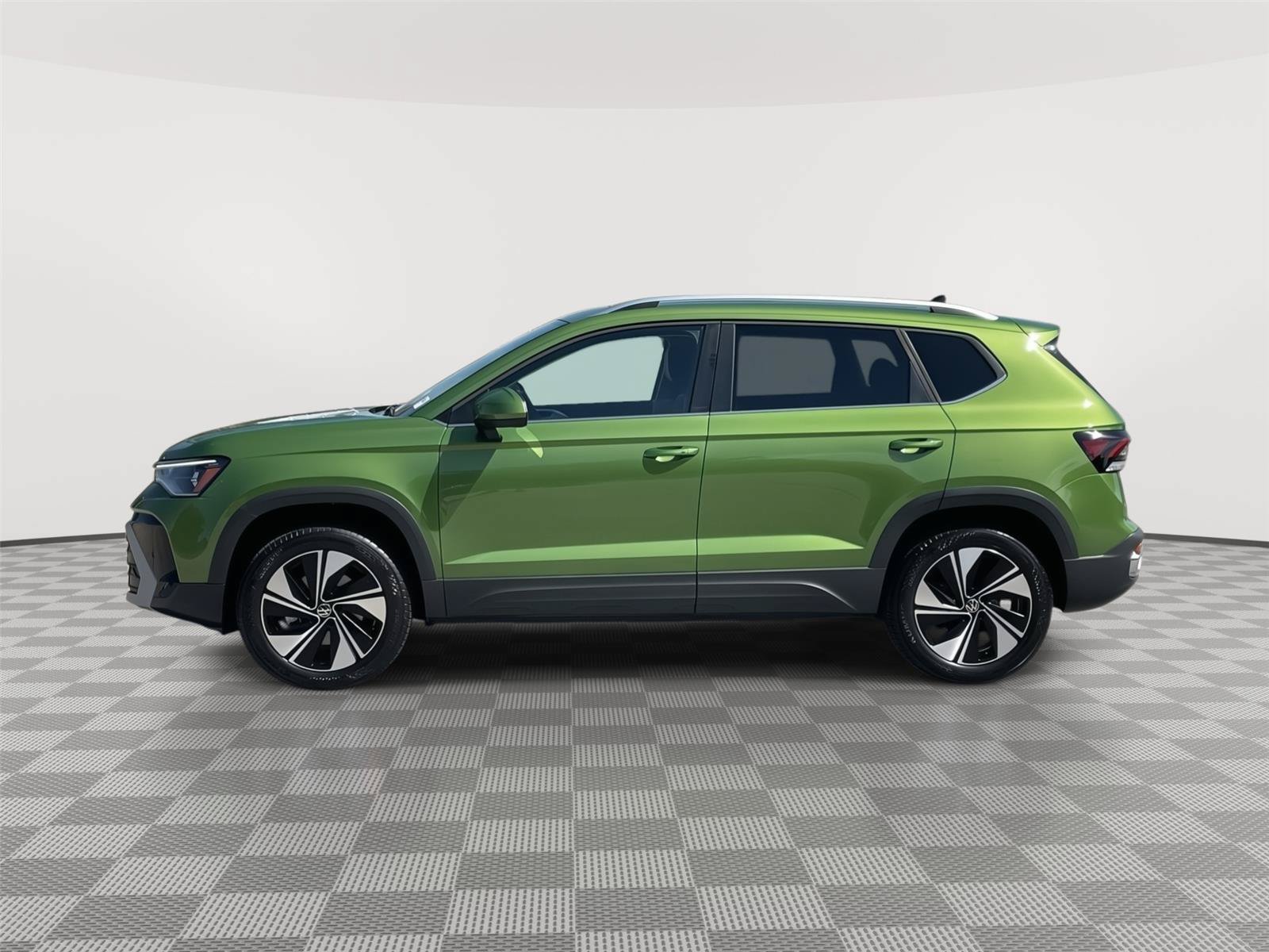 Used 2025 Volkswagen Taos SE AWD/4WD image 2