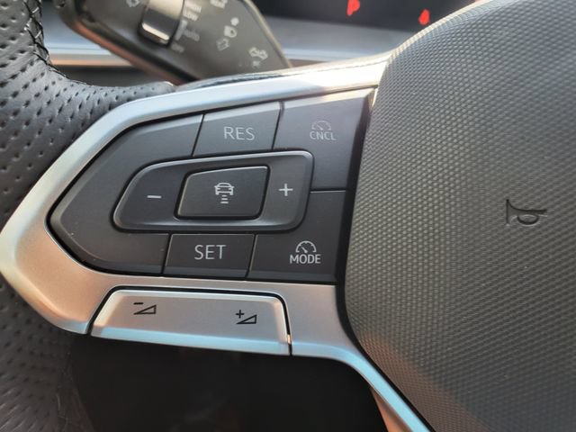 Certified 2025 Volkswagen Tiguan SE R-Line FWD image 27