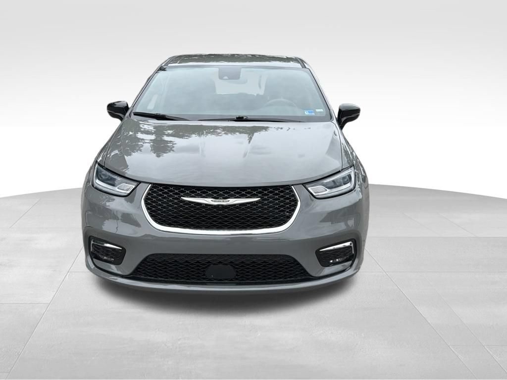 Used 2025 Chrysler Pacifica Select FWD image 2