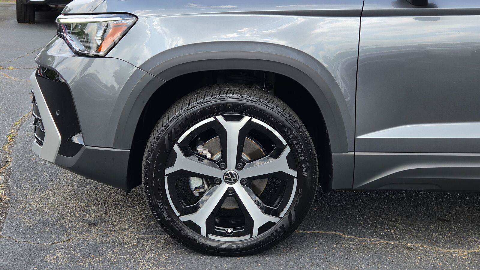 Certified 2025 Volkswagen Taos SEL AWD/4WD image 15