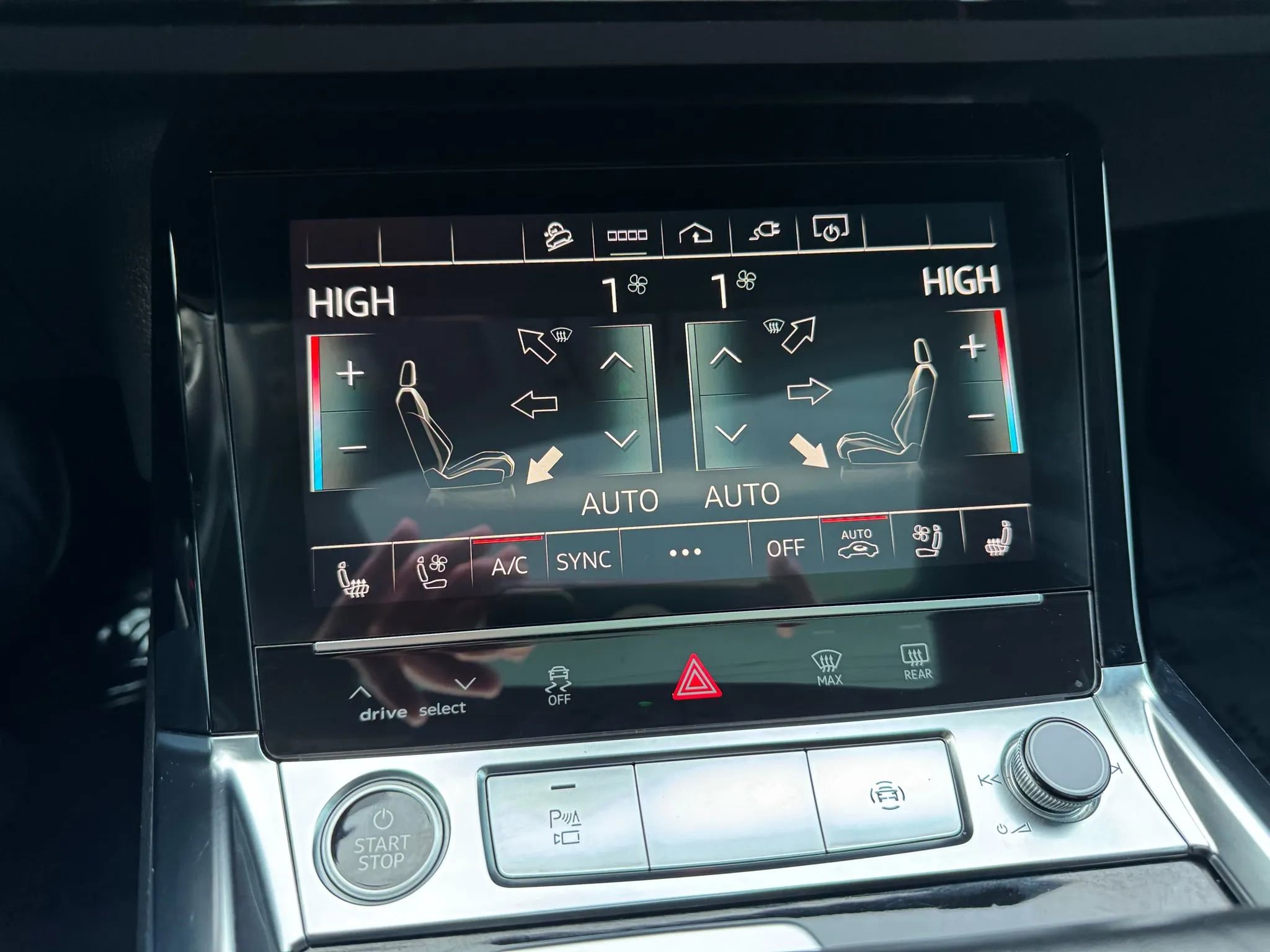 Used 2022 Audi e-tron Premium Plus w/ Premium Plus Package image 40