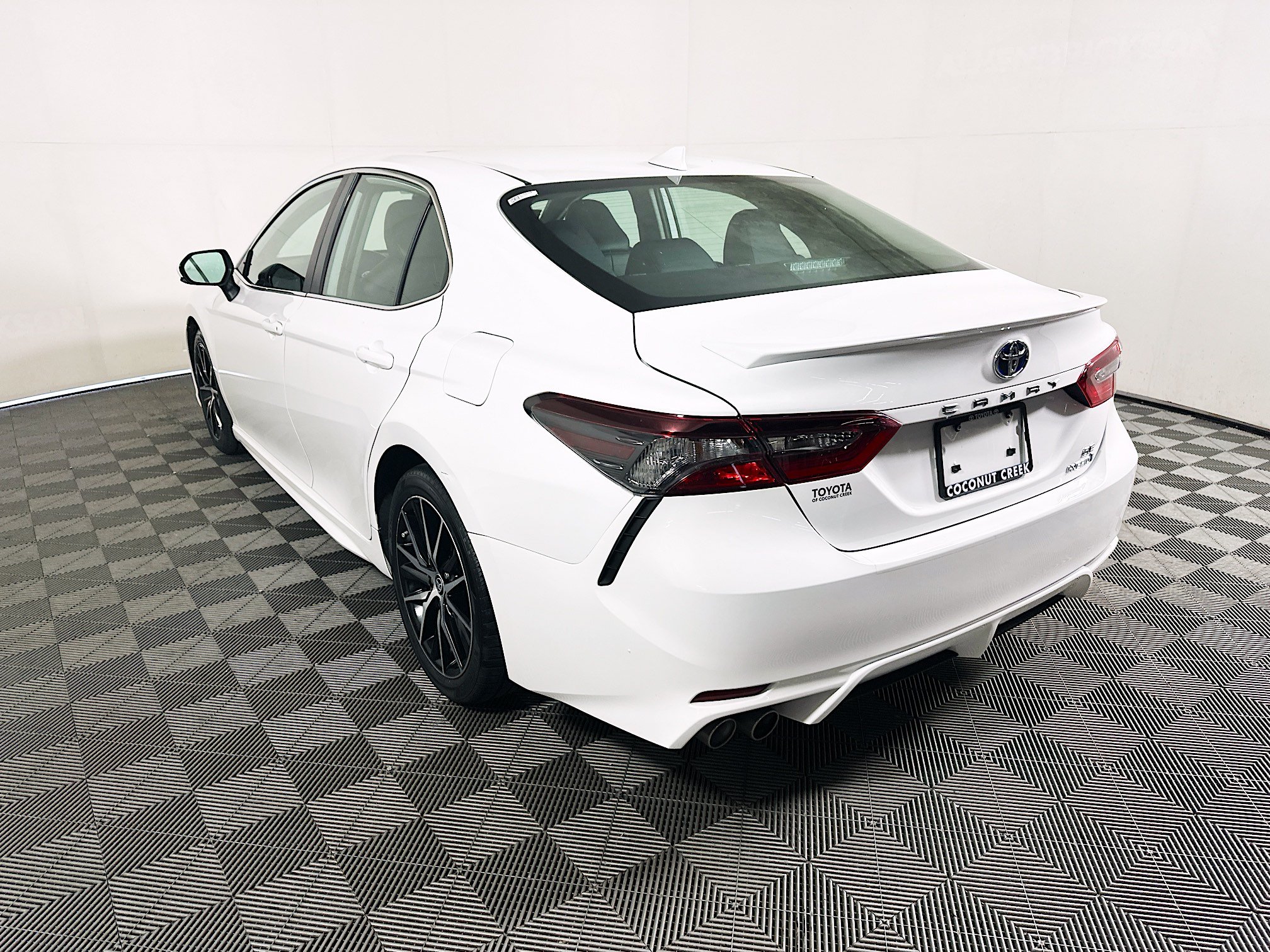 Used 2023 Toyota Camry SE w/ Audio Upgrade Package FWD image 5