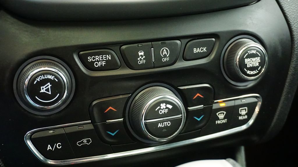 Used 2016 Jeep Cherokee Overland w/ Technology Group image 30