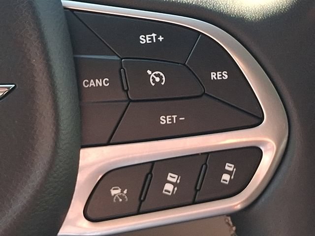 Used 2023 Chrysler Pacifica Touring-L AWD/4WD image 22