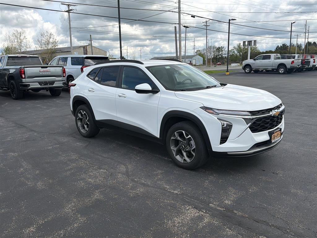 Used 2024 Chevrolet Trax LT w/ Driver Confidence Package FWD image 2