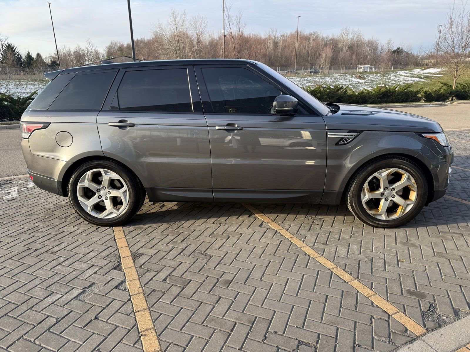 Used 2017 Land Rover Range Rover Sport HSE image 4