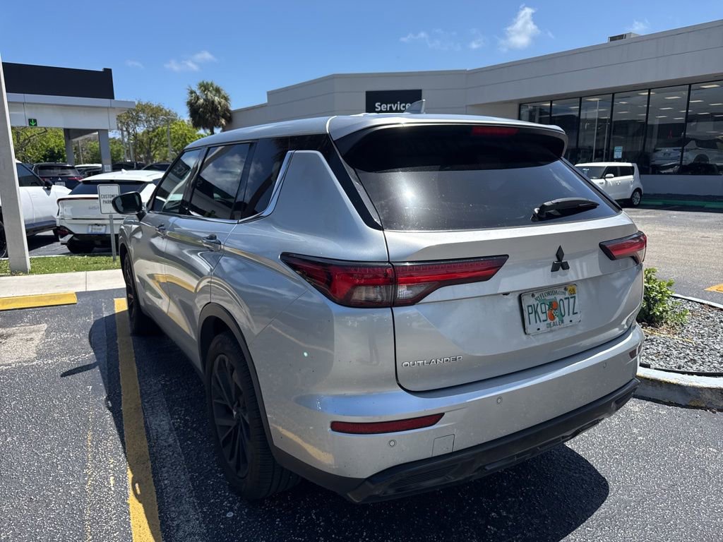 Used 2022 Mitsubishi Outlander SE image 10