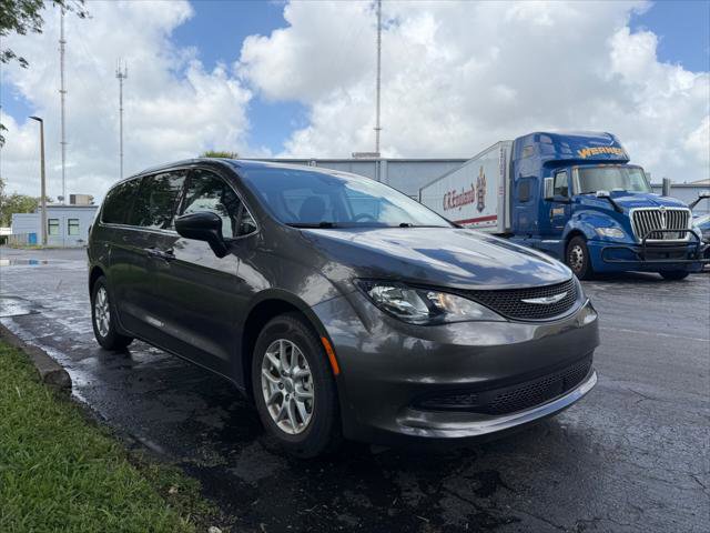 Used 2023 Chrysler Voyager LX FWD image 8