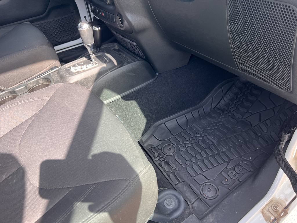 Used 2018 Jeep Wrangler Unlimited Sport w/ Connectivity Group AWD/4WD image 18