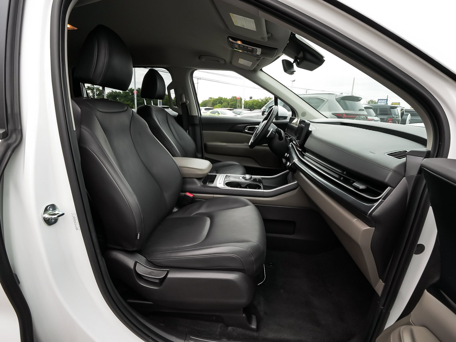 Used 2026 Kia Carnival LXS FWD image 47
