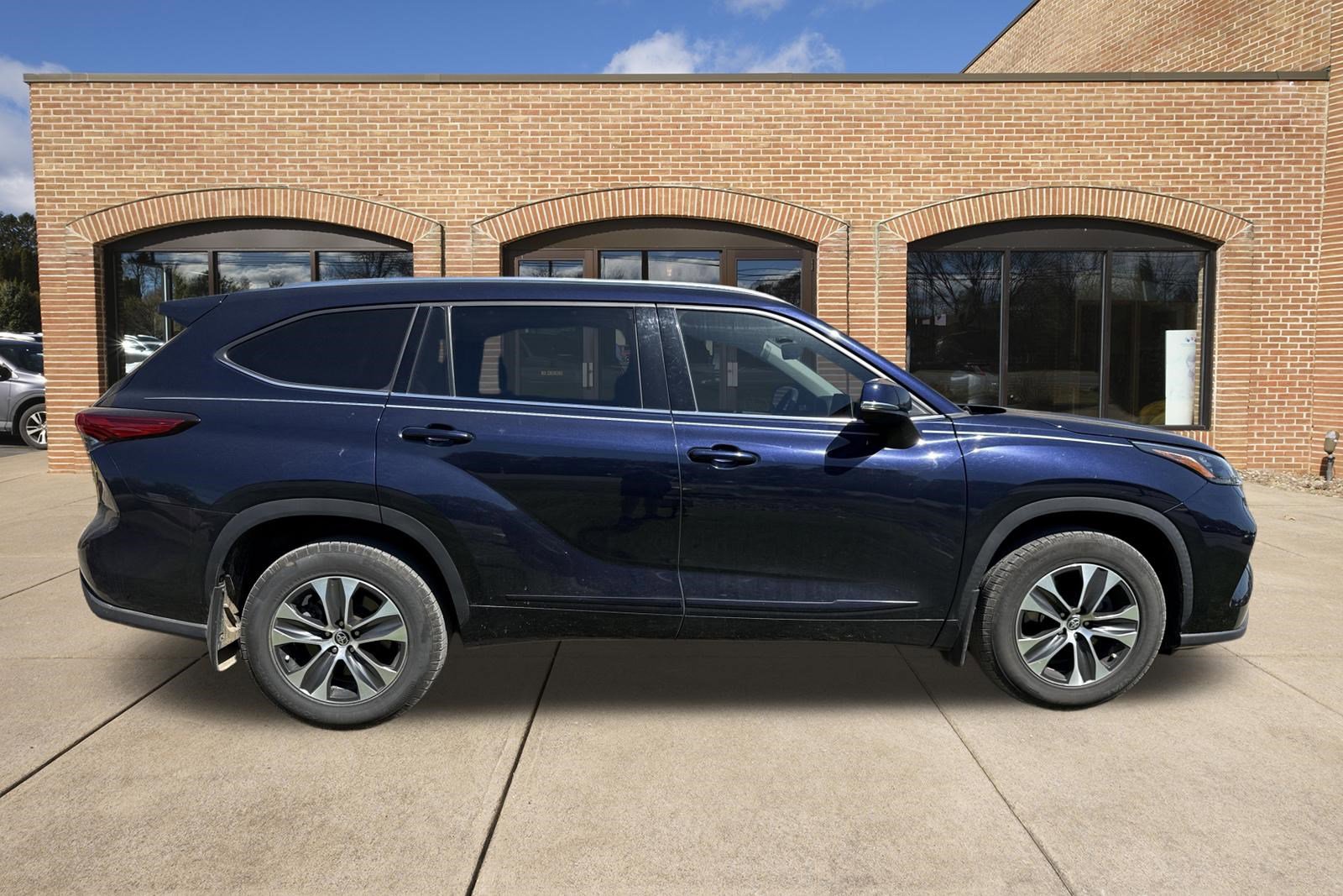 Used 2020 Toyota Highlander XLE AWD/4WD image 2