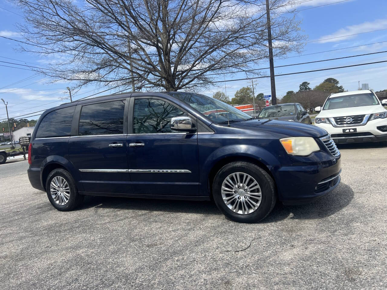Used 2013 Chrysler Town & Country Touring-L w/ Entertainment Group #2 FWD image 4