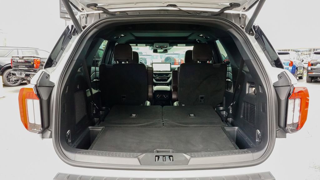 Used 2025 Ford Explorer Platinum w/ Ultimate Package image 11