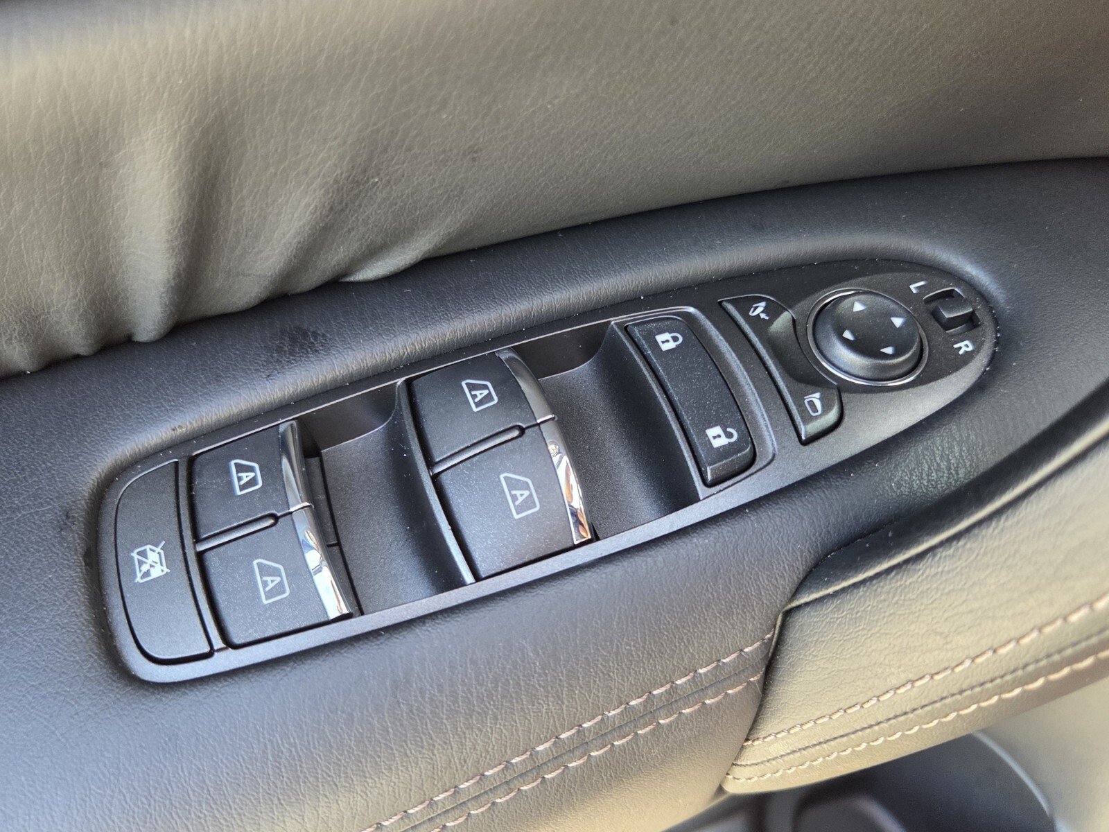 Used 2024 Nissan Armada Platinum w/ Captain's Chairs Package RWD image 37