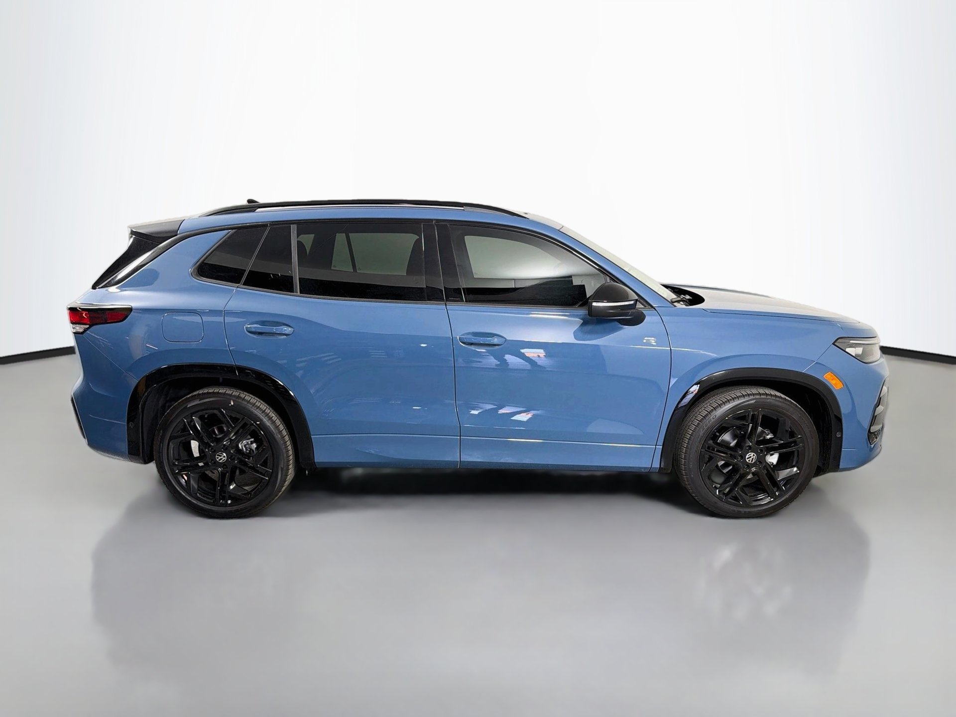 New 2026 Volkswagen Tiguan SE R-Line FWD image 4