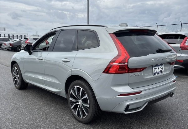 Used 2025 Volvo XC60 B5 Plus image 4