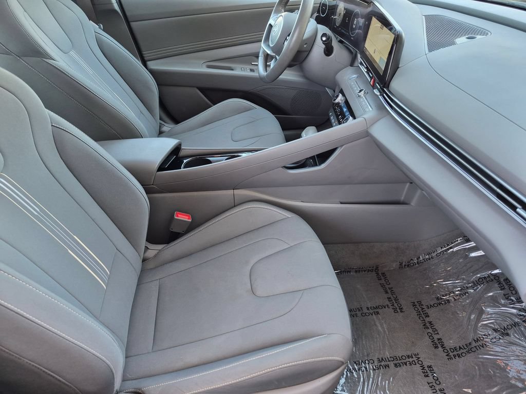 Used 2025 Hyundai Elantra SEL FWD image 31