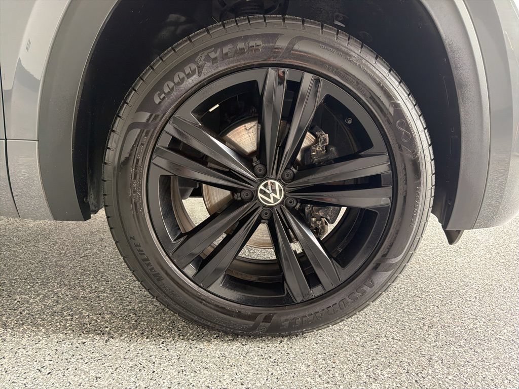 Certified 2023 Volkswagen Atlas Cross Sport SEL R-Line AWD/4WD image 44