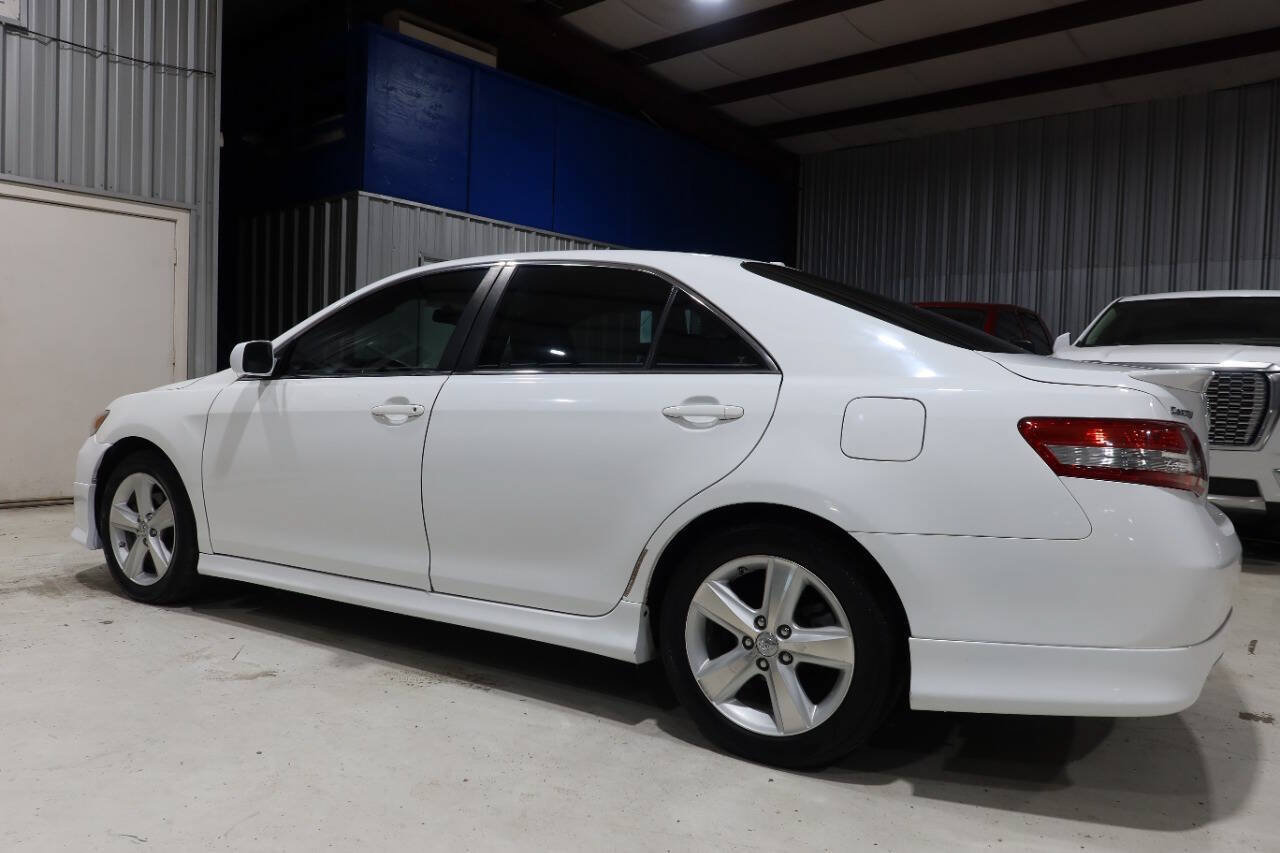 Used 2011 Toyota Camry SE w/ SE Extra-Value Pkg #1 FWD image 2