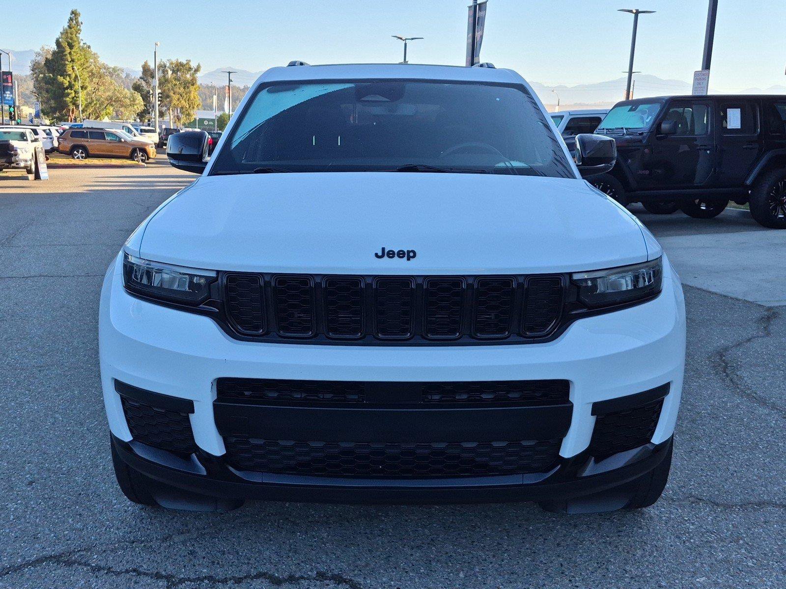 Used 2023 Jeep Grand Cherokee L Laredo RWD image 2