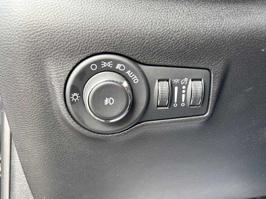 Certified 2024 Jeep Compass Latitude AWD/4WD image 31