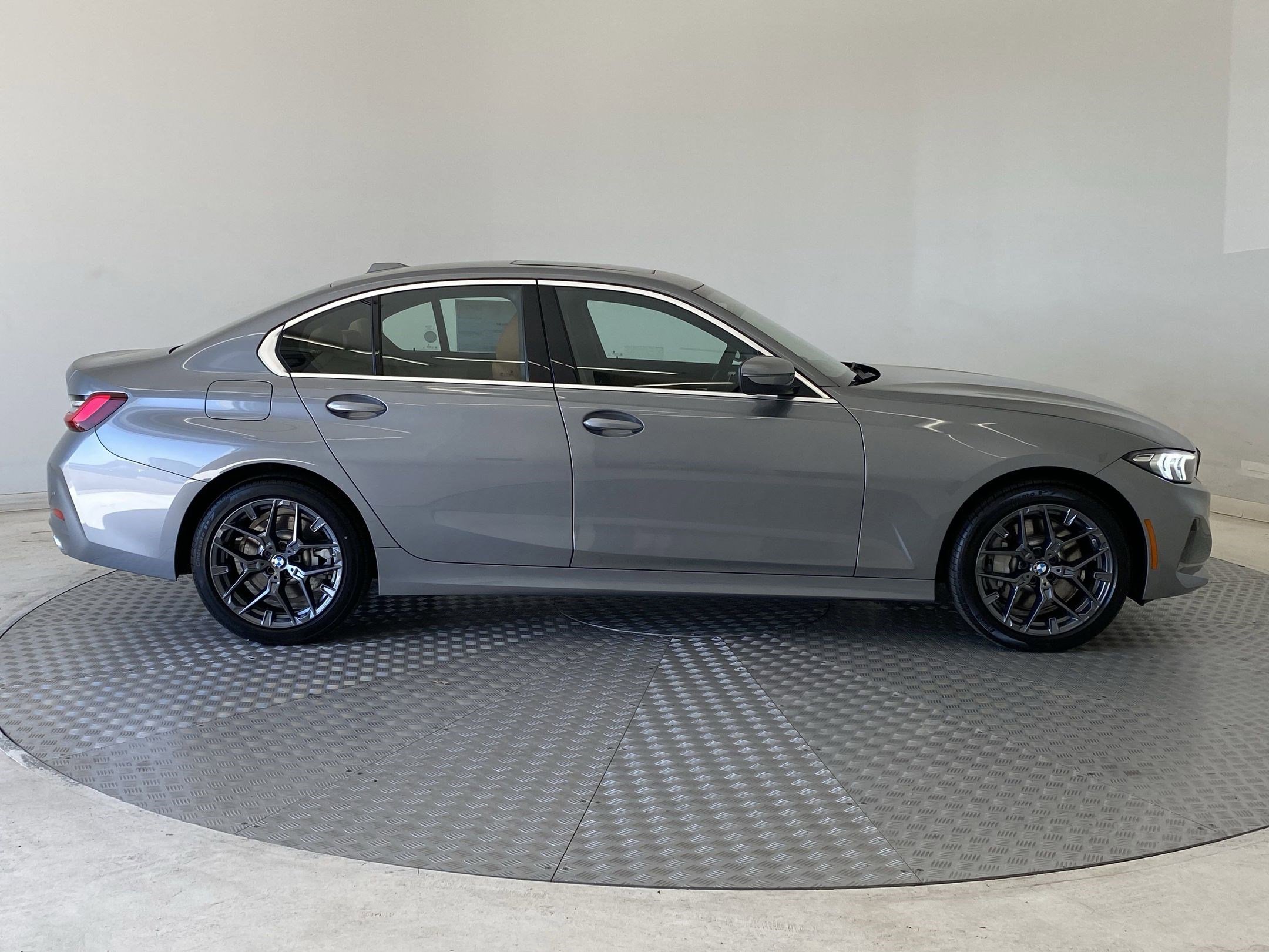 Used 2025 BMW 330i xDrive Sedan w/ Convenience Package image 8