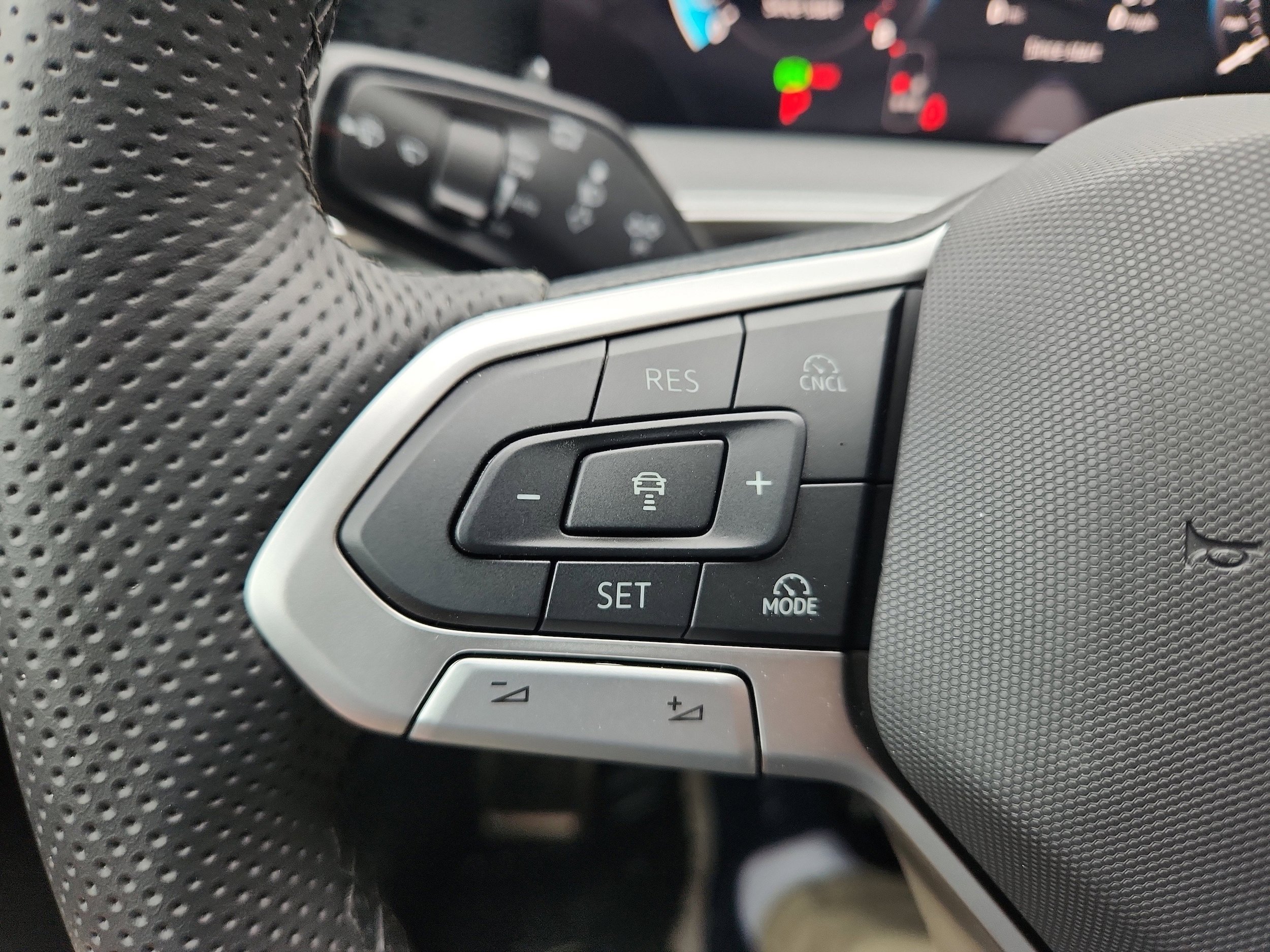 New 2026 Volkswagen Tiguan SE R-Line AWD/4WD image 19