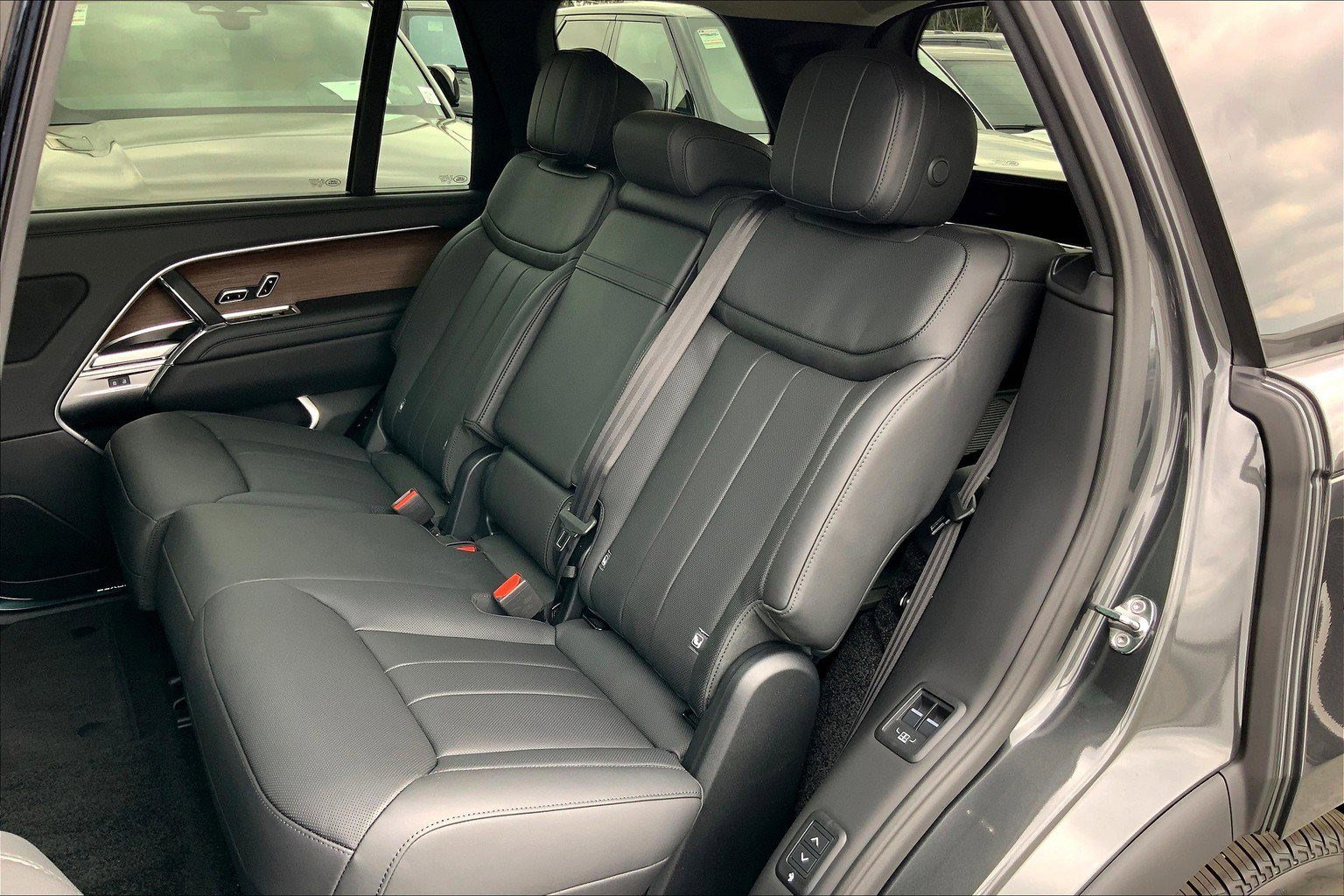 New 2025 Land Rover Range Rover Long Wheelbase SE image 15