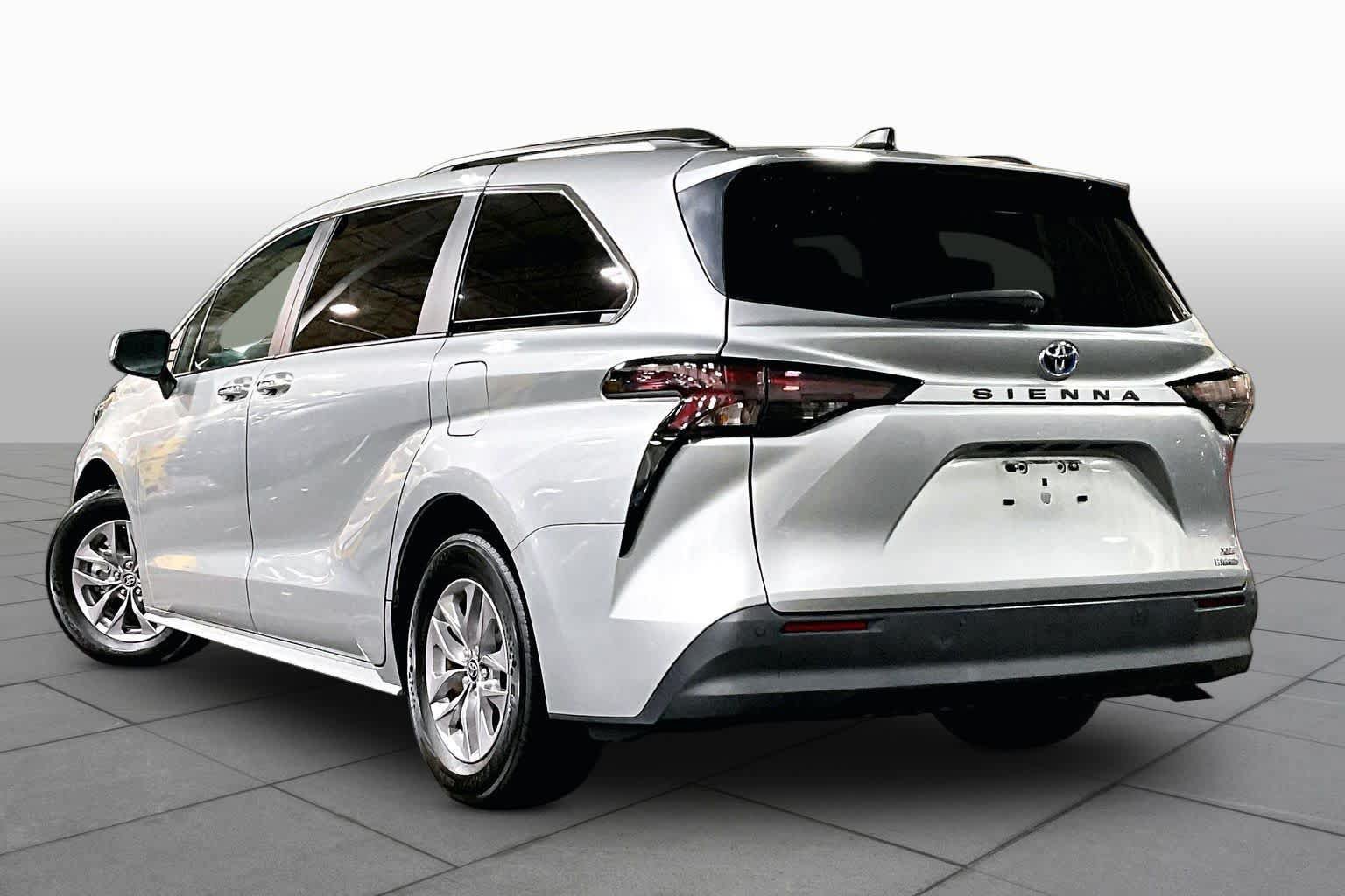 Used 2024 Toyota Sienna XLE FWD image 12