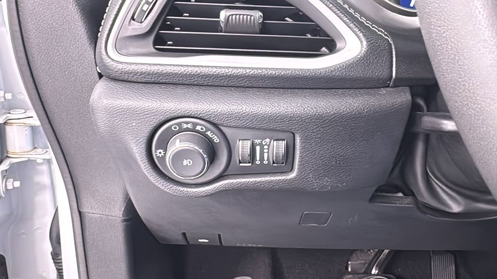 Used 2024 Chrysler Pacifica Select image 40