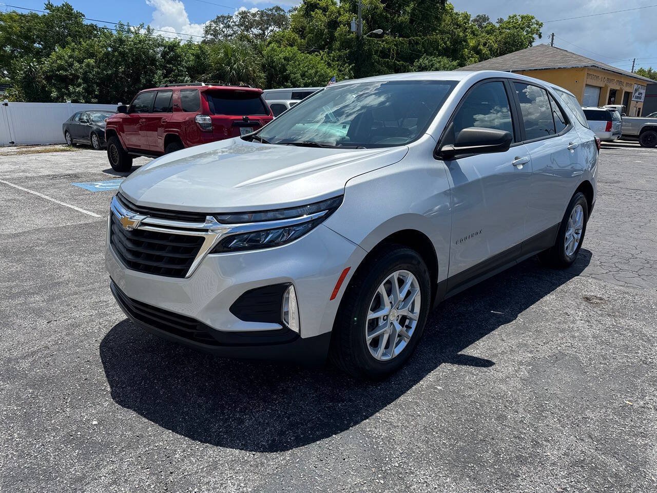 Used 2022 Chevrolet Equinox LS w/ LS Convenience Package AWD/4WD image 4