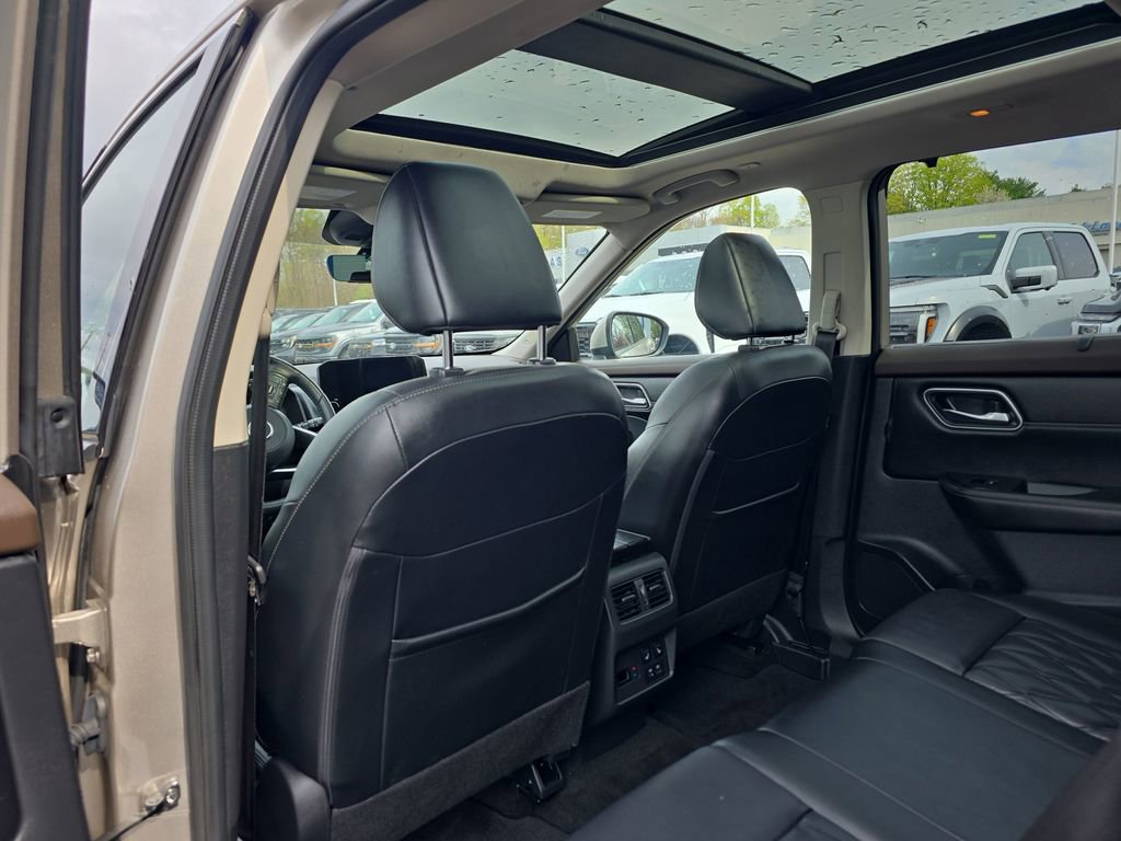 Used 2023 Nissan Rogue Platinum w/ Platinum Premium Package image 18