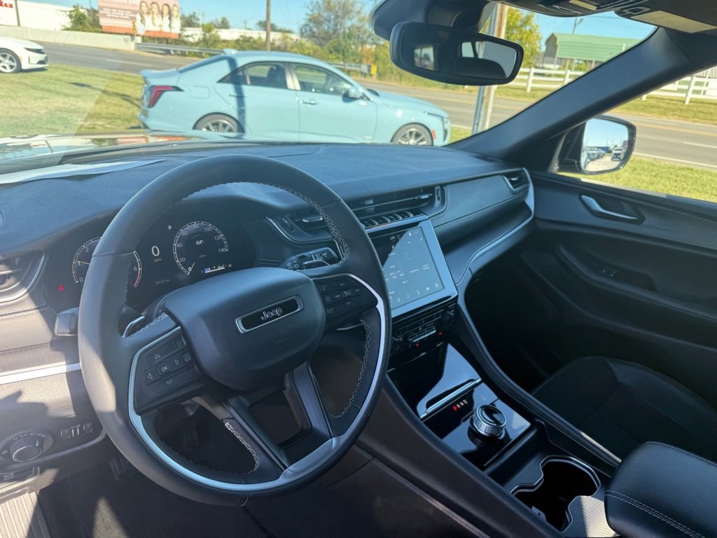 Used 2024 Jeep Grand Cherokee L Laredo image 12