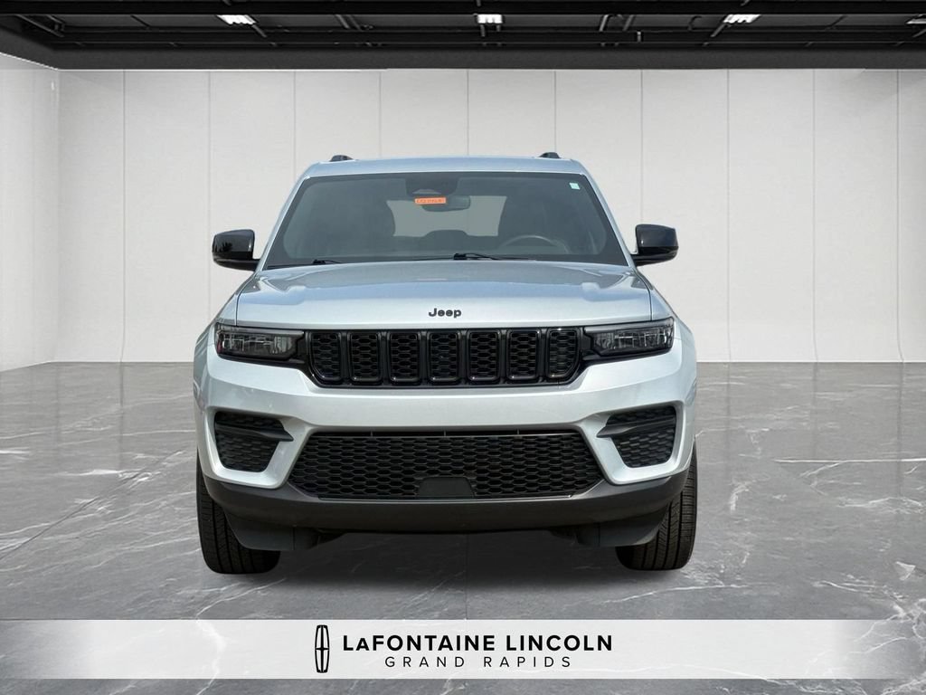 Used 2023 Jeep Grand Cherokee Altitude AWD/4WD image 8