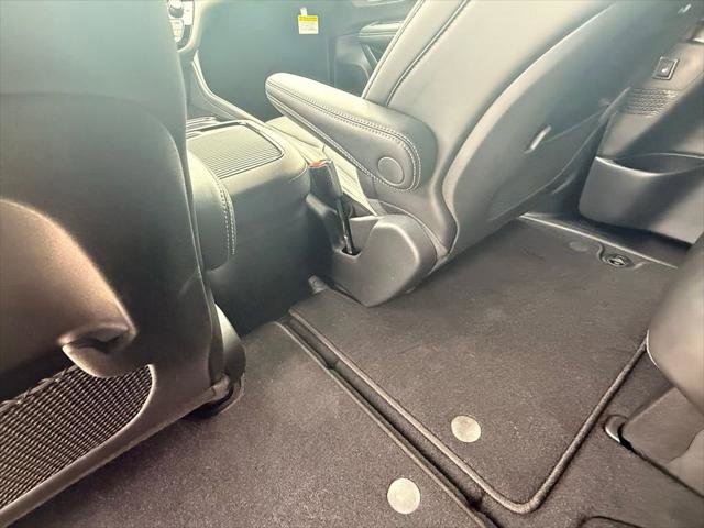 Certified 2025 Chrysler Pacifica Limited image 30