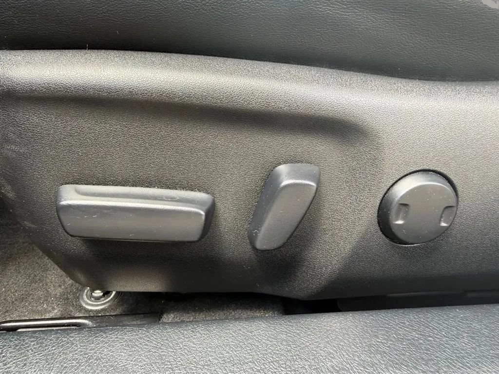 Used 2015 Toyota Camry XLE w/ Moonroof Package FWD image 22