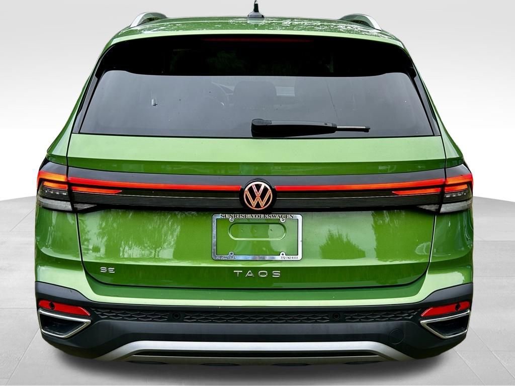 Certified 2025 Volkswagen Taos SE w/ Panoramic Sunroof Package image 6