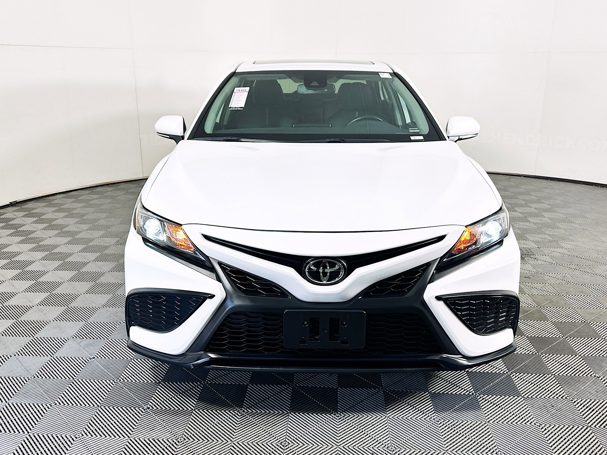 Used 2024 Toyota Camry SE w/ Convenience Package FWD image 8