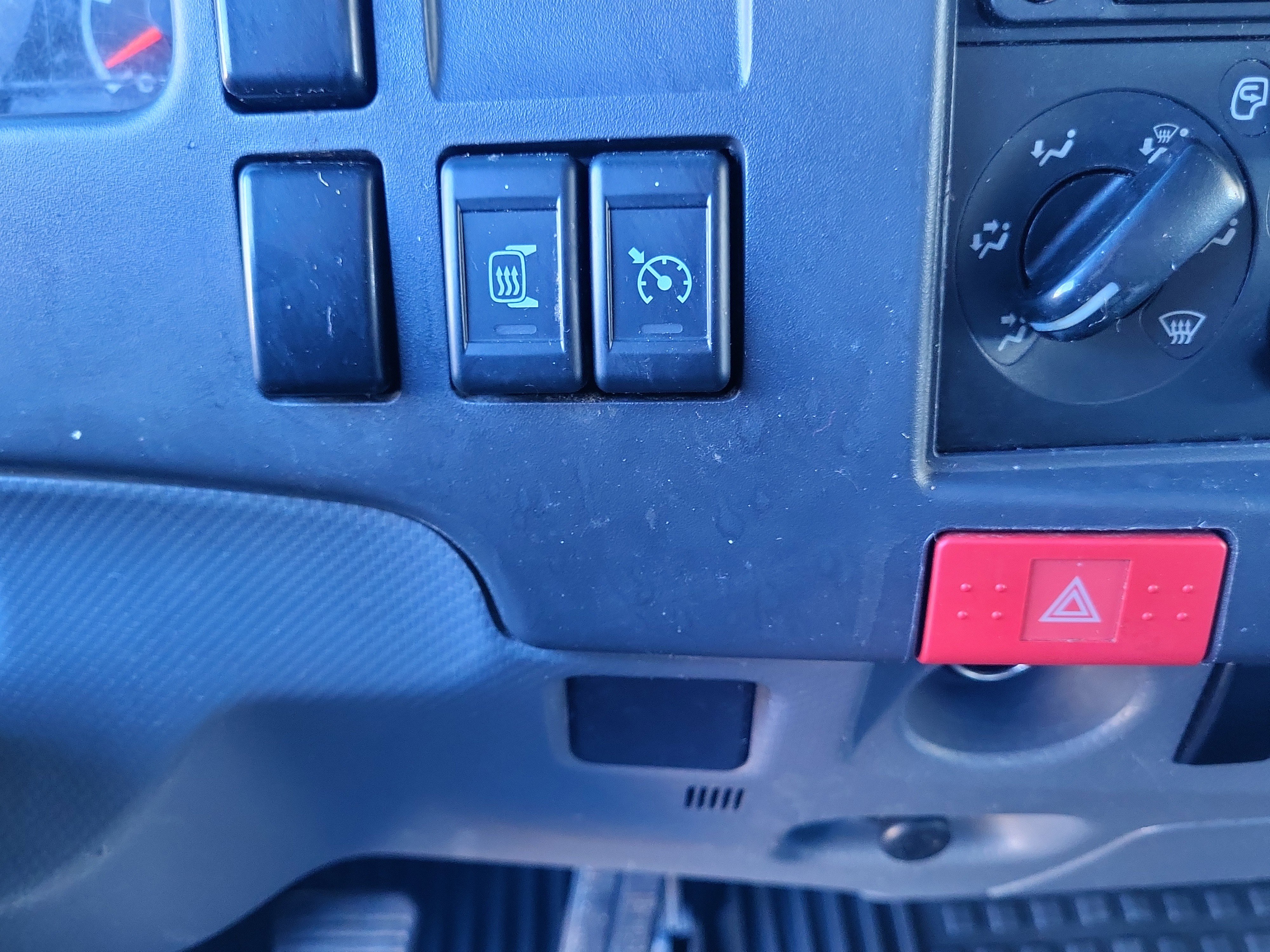 Used 2018 Isuzu NPR image 16