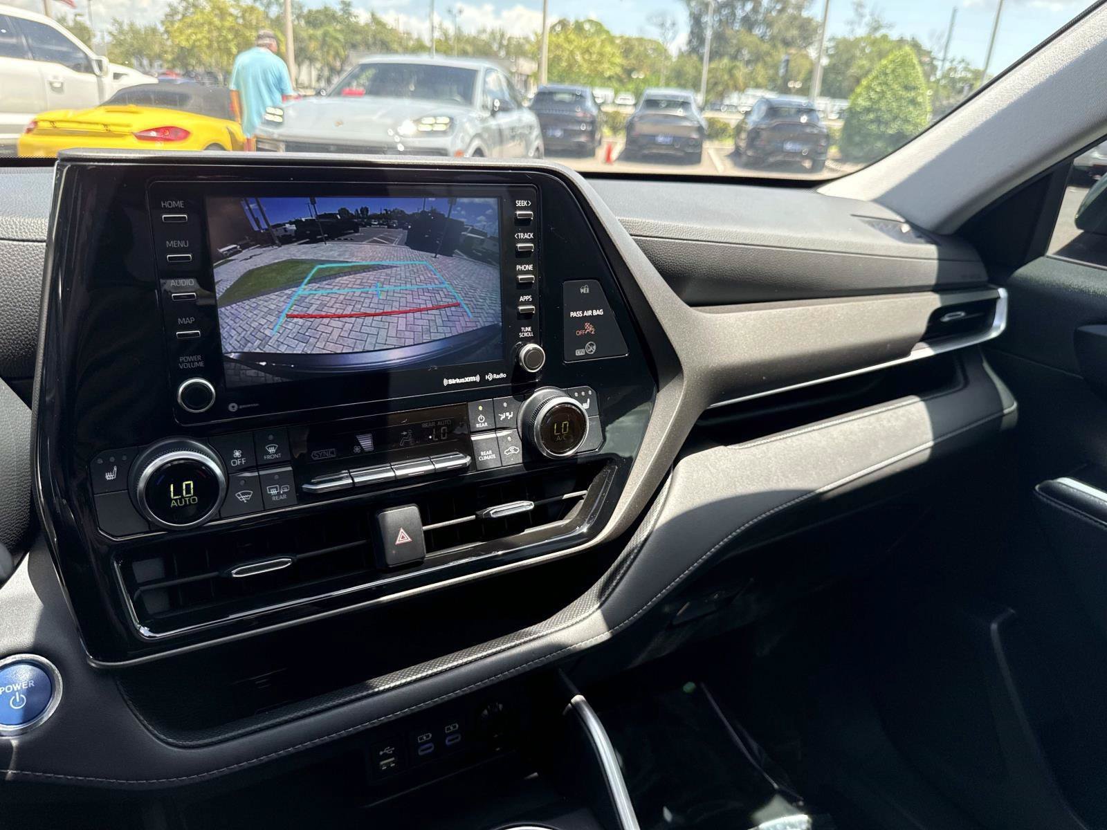 Used 2022 Toyota Highlander XLE AWD/4WD image 27