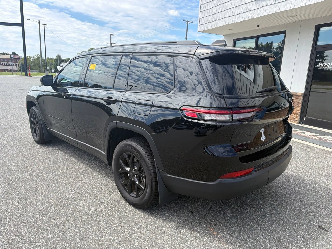 Used 2024 Jeep Grand Cherokee L Laredo AWD/4WD image 7